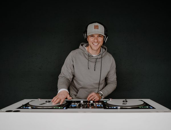 DJ Eric Rhodes at event